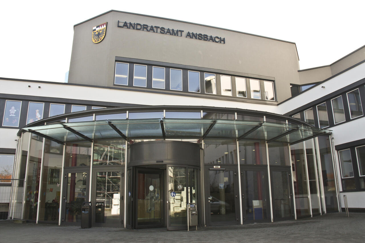 Bild vergrößern: Landratsamt Ansbach - Eingang