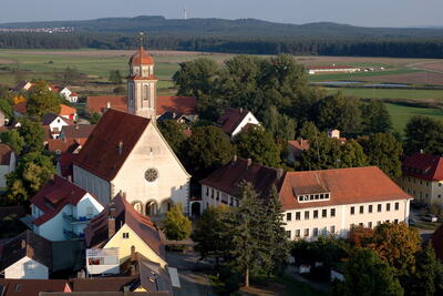 Bild vergr&ouml;&szlig;ern: Luftaufnahme des Rathauses in Bechhofen