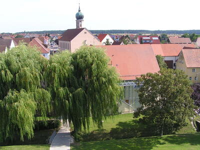 Bild vergr&ouml;&szlig;ern: Blick auf die Dorfkirche St. Nikolaus in Burgoberbach und Trauerweiden