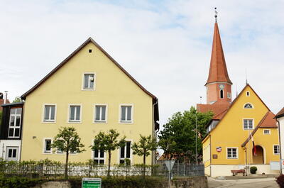 Bild vergr&ouml;&szlig;ern: Rathaus mit Schule und Kirche in Burk