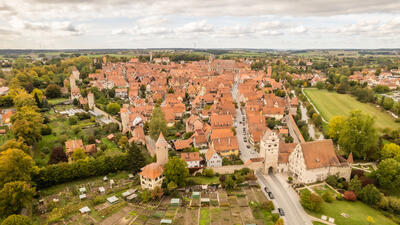 Bild vergr&ouml;&szlig;ern: Luftbild der Stadt Dinkelsbühl
