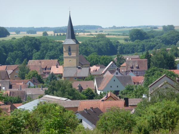 Bild vergr&ouml;&szlig;ern: Blick auf Kirche in Gebsattel