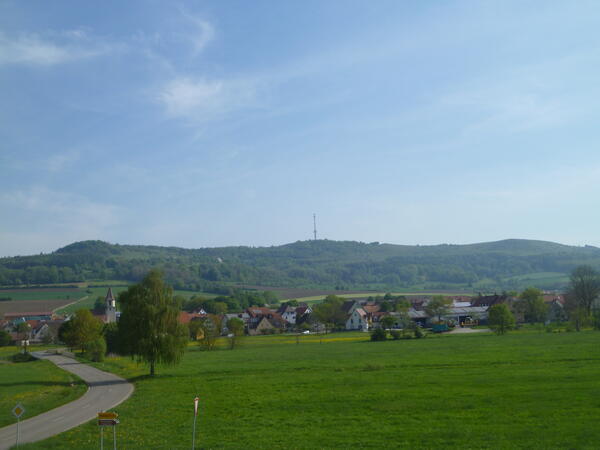 Bild vergr&ouml;&szlig;ern: Blick auf den Hesselberg