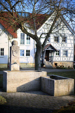 Bild vergr&ouml;&szlig;ern: Dorfbrunnen in Insingen