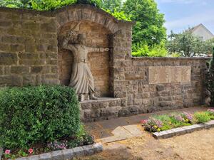 Bild vergr&ouml;&szlig;ern: Kriegerdenkmal in Großhaslach