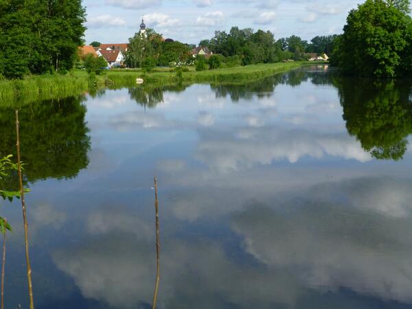 Bild vergr&ouml;&szlig;ern: Unterschwaningen - Kanal mit Kirche und Dorf im Hintergrund