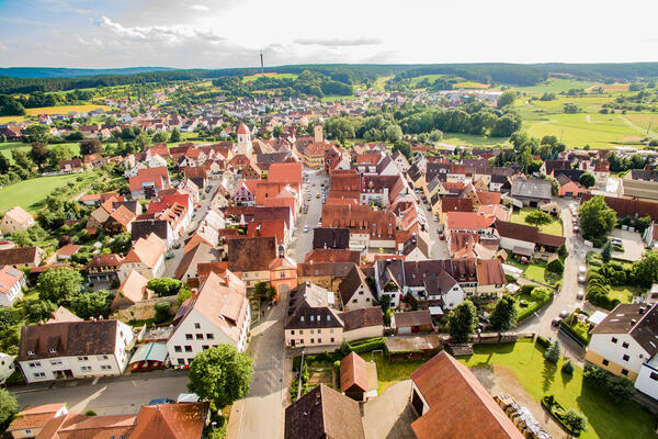 Bild vergr&ouml;&szlig;ern: Luftaufnahme der historischen Innenstadt Windsbach