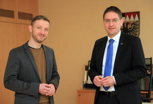 Landrat Dr. Jürgen Ludwig (rechts) tauschte sich mit Ludwig Böhme, dem neuen künstlerischen Leiter des Windsbacher Knabenchores, über aktuelle Entwicklungen aus.