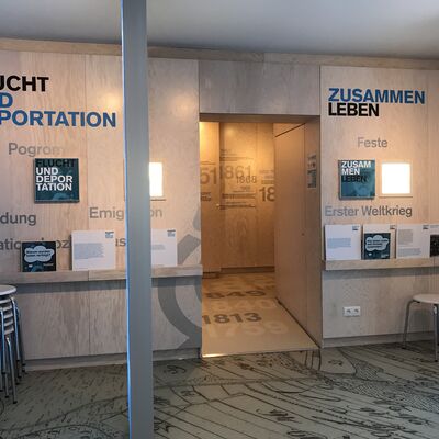 Dokumentationszentrum, Raum mit Holzwänden, mit einer Ausstellung über Flüchtlinge. 