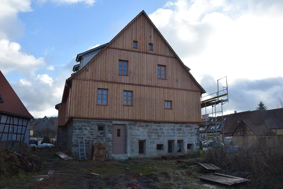 Bild vergrößern: Kürzlich renoviertes Haus. Die oberen drei Drittel sind mit Holz verkleidet. Das Erdgeschoss ist mit Stein verkleidet. Das Haus hat neue Holzfenster.