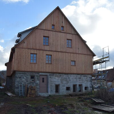 Kürzlich renoviertes Haus. Die oberen drei Drittel sind mit Holz verkleidet. Das Erdgeschoss ist mit Stein verkleidet. Das Haus hat neue Holzfenster.