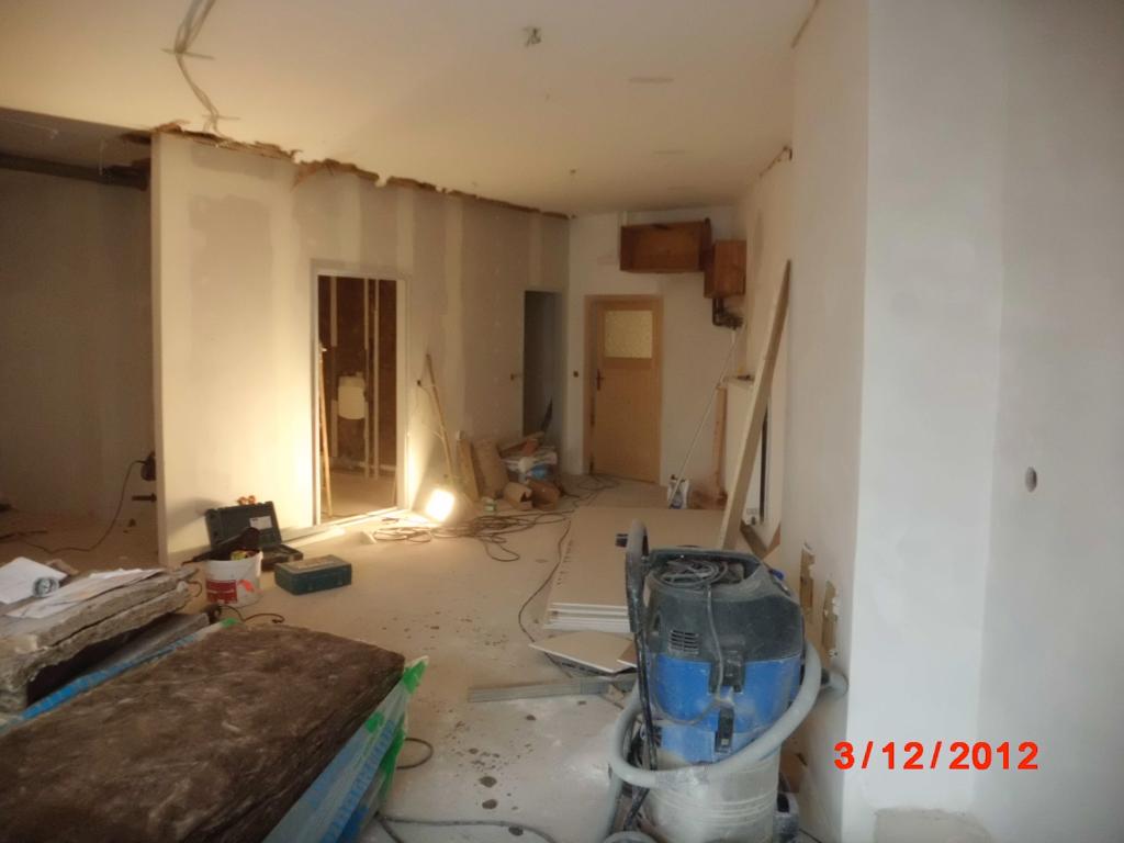 Bild vergrößern: Baustelle Zimmer. Die Wände sind mit Gipskartonplatten verkleidet. Im Raum befinden sich viele Baustoffe.
