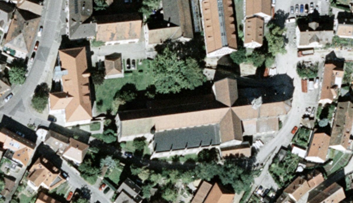 Bild vergrößern: Luftbild des Münsterplatzes der Stadt Heilsbronn. Zu sehen sind einige Häuser und der Münsterplatz.