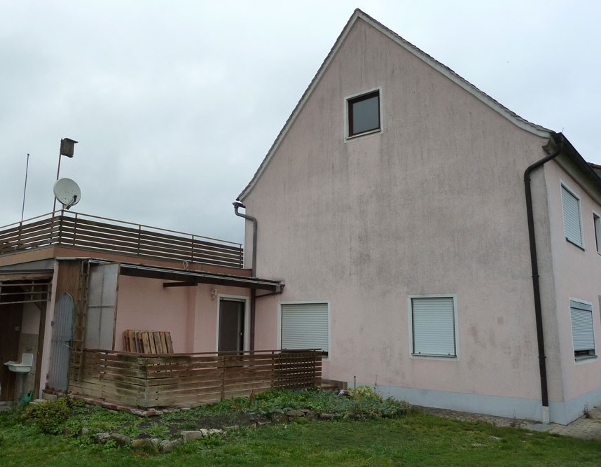 Bild vergrößern: Haus mit verfärbter Fassade.