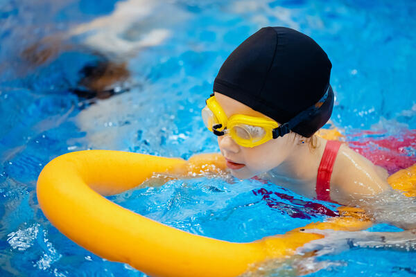 Bild vergr&ouml;&szlig;ern: Kind lernt schwimmen