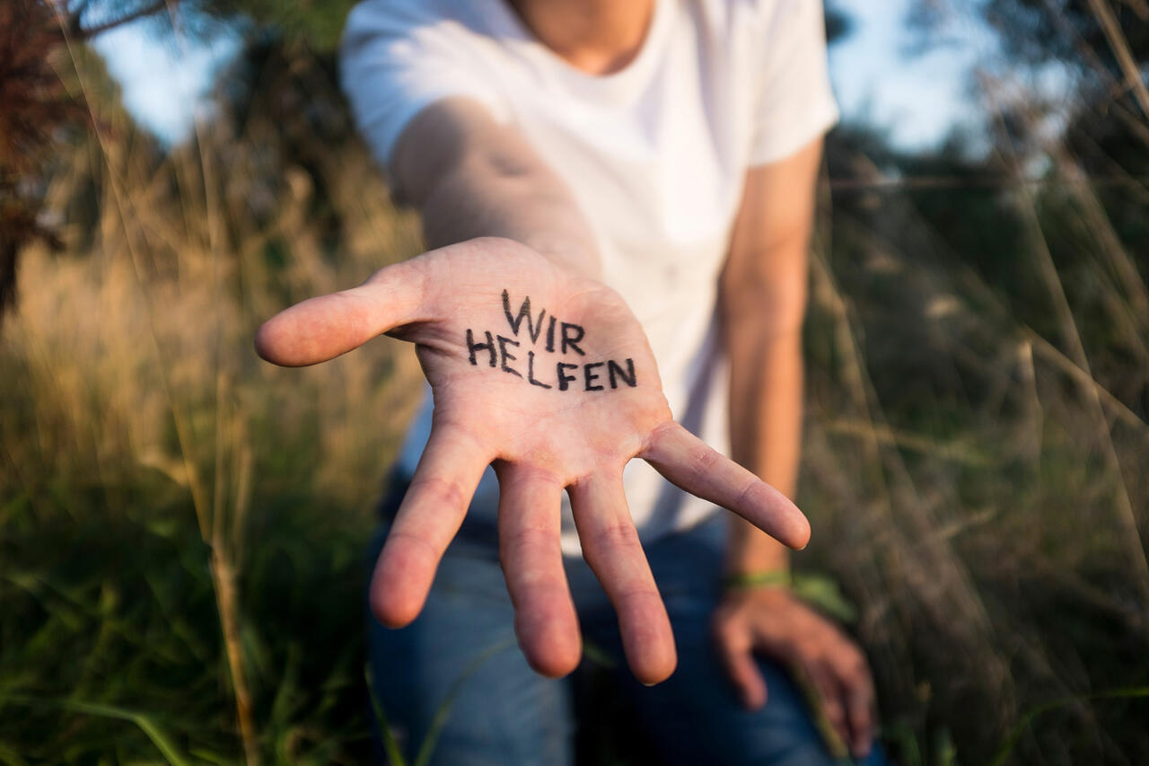 Bild vergr&ouml;&szlig;ern: Handinnenfläche mit Schriftzug Wir helfen.