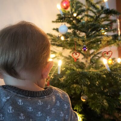 Kleinkind vor Weihnachtsbaum