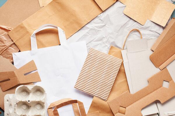 Bild vergrößern: Flache Lage von Papierabfällen, bereit zum Recycling. Soziale Verantwortung, ökologisches Pflegekonzept