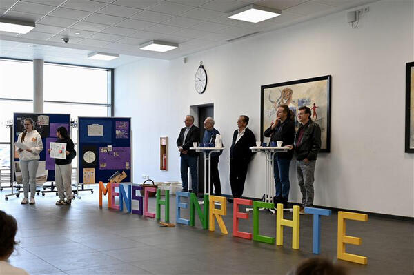Bild vergr&ouml;&szlig;ern: Abschlussveranstaltung Mittelschule Dietenhofen Woche gegen Rassismus