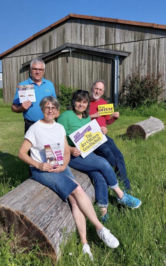 Bild vergr&ouml;&szlig;ern: Susanne Brunner (Reitverein Herrieden), Beate Jerger und Norbert Brumberger (Integrationsbeauftragte Stadt Herrieden)-hinten stehend: Dieter Bunsen (Bezirksvorsitzender BLSV) Die Veranstaltenden freuen sich auf den Tag der offenen Gesellschaft und das Caf