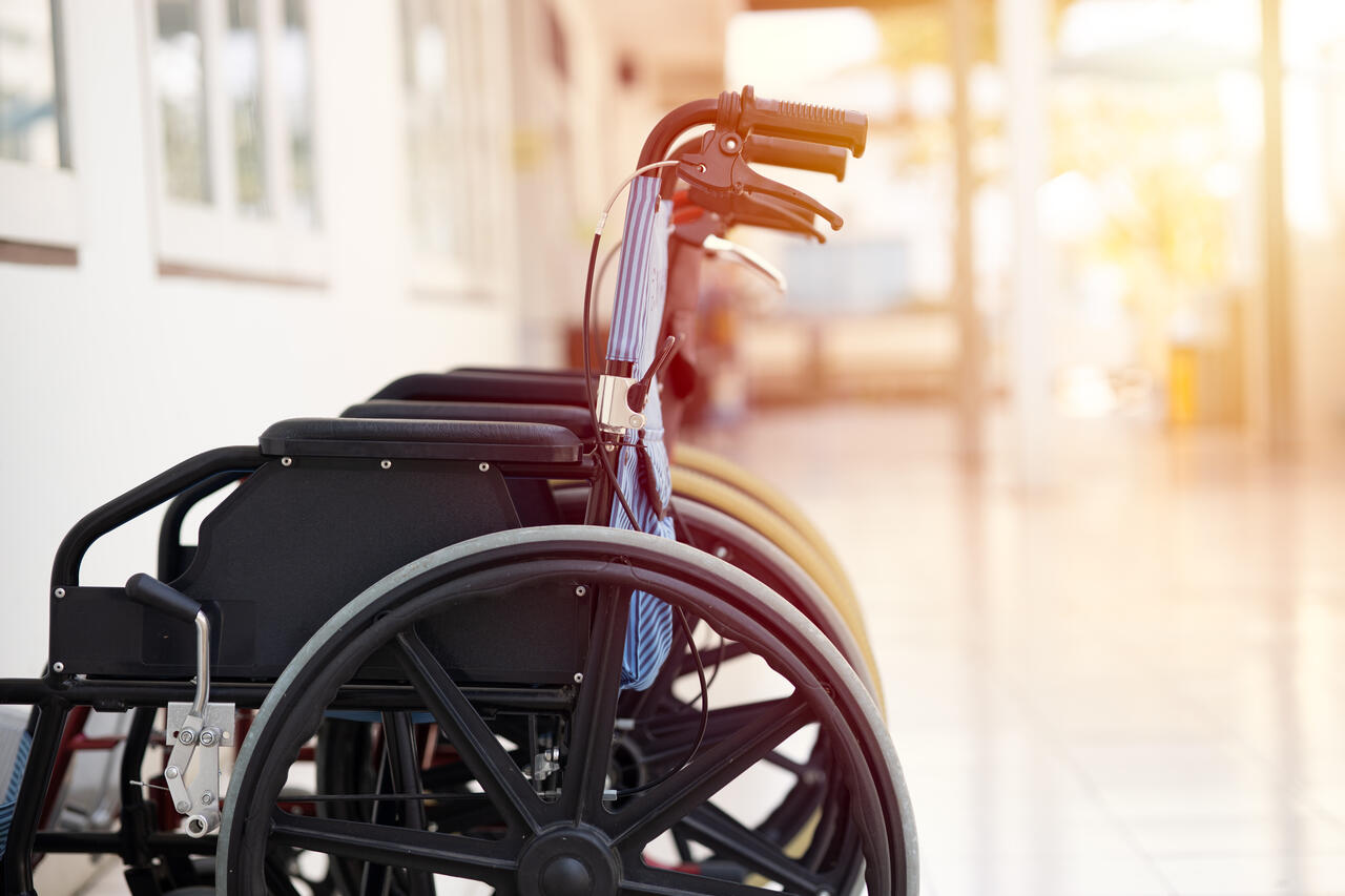 Rollstuhl, ein Stuhl mit Rädern für behinderte Menschen und Krankenhauskrankheit Verletzungen Patientenversorgung.