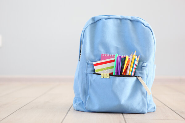 Bild vergr&ouml;&szlig;ern: Hellblaue Schultasche, aus einer kleinen Tasche ragt Schulmaterial hervor.