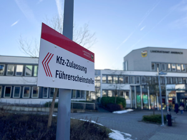 Bild vergr&ouml;&szlig;ern: Eingang Kfz-Zulassung und Führerscheinstelle