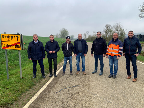 Bild vergr&ouml;&szlig;ern: Ortstermin kurz vor Beginn der Arbeiten an der Kreisstraße AN47 (von links): Ehingens Bürgermeister Friedrich Steinacker, Landrat Dr. Jürgen Ludwig, Röckingens Bürgermeister Martin Schachner, Bernhard Raab und Bernd Friedrich von der beauftragten Firma, Heinrich Ebert vom Kreisbauhof Langfurth und Sachgebietsleiter Markus Kriegler vom Landratsamt Ansbach.