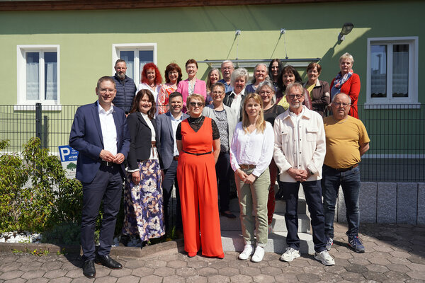 Bild vergr&ouml;&szlig;ern: Landrat Dr. Jürgen Ludwig, Personalratsvorsitzende Susanne Gossler und Personalleiter Bernd Wimmer (vorne von links) haben zahlreiche Mitarbeiterinnen und Mitarbeiter des Landkreises Ansbach zum Dienstjubiläum und zum Eintritt in den Ruhestand gratuliert.