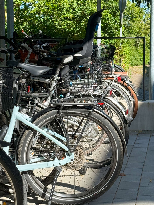 Bild vergr&ouml;&szlig;ern: Ein Blick auf die Fahrradstellplätze am Landratsamt zeigt: Auch hier legen viele den Weg zur Arbeit mit dem Rad zurück.