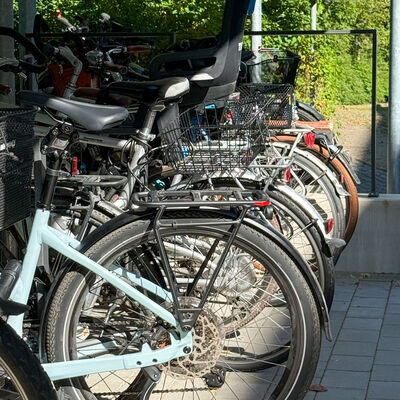 Ein Blick auf die Fahrradstellplätze am Landratsamt zeigt: Auch hier legen viele den Weg zur Arbeit mit dem Rad zurück.