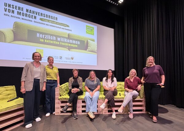 Bild vergr&ouml;&szlig;ern: Grüne Couch_20260922_Akteurinnen und Organisatorinnen