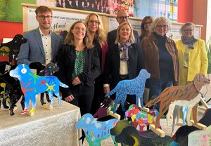 Ausstellung Der schwarze Hund wird bunt!