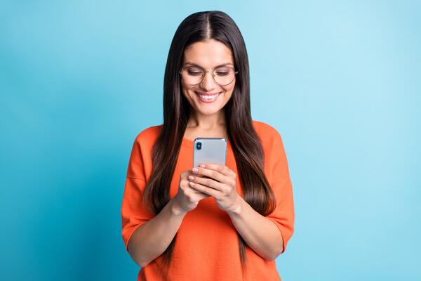 Bild vergr&ouml;&szlig;ern: Frau mit Smartphone