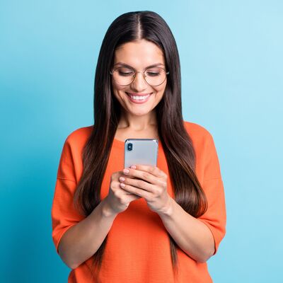 Frau mit Smartphone
