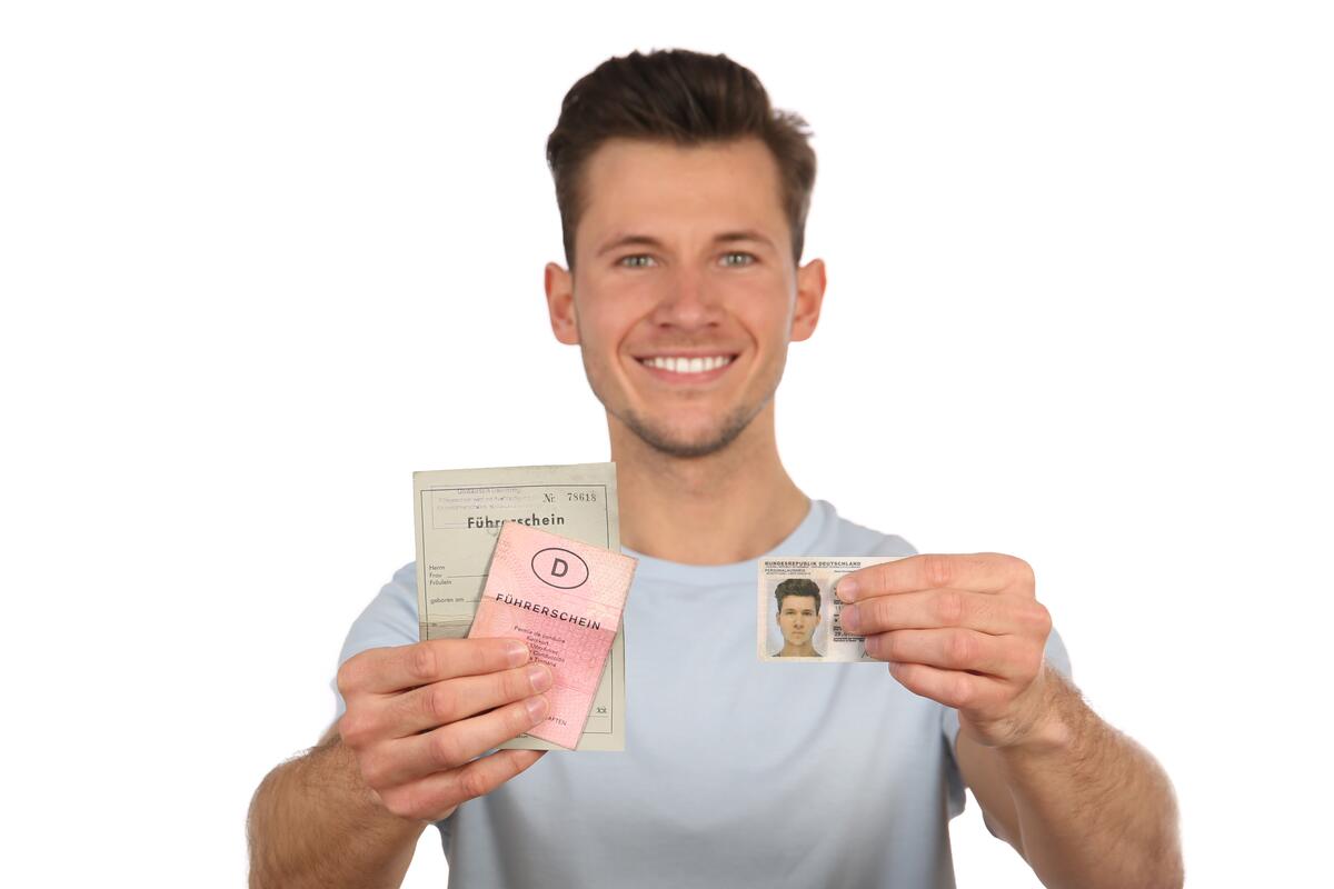 Mann zeigt neuen und alten Führerschein