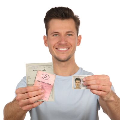 Mann zeigt neuen und alten Führerschein