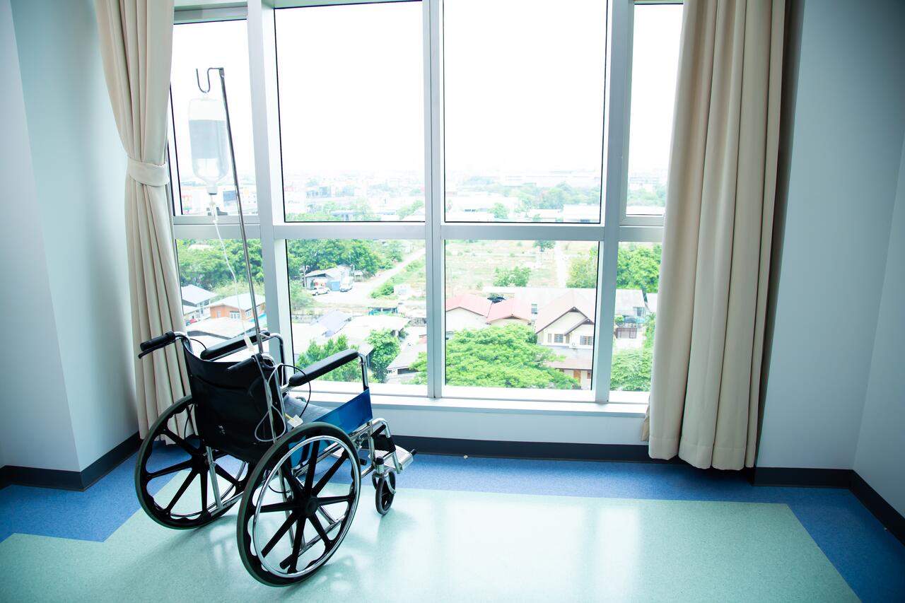 Rollstühle im Krankenhaus, leerer Rollstuhl steht in der Nähe des Fensters im Krankenhaus